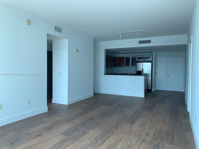Foto del edificio - 3131 NE 188th St