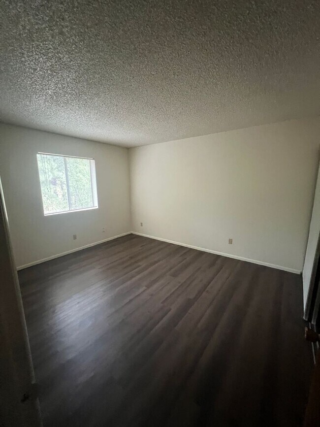 Foto del edificio - $2,125 - 3 Bedroom/1.5 Bath and Backyard. ...