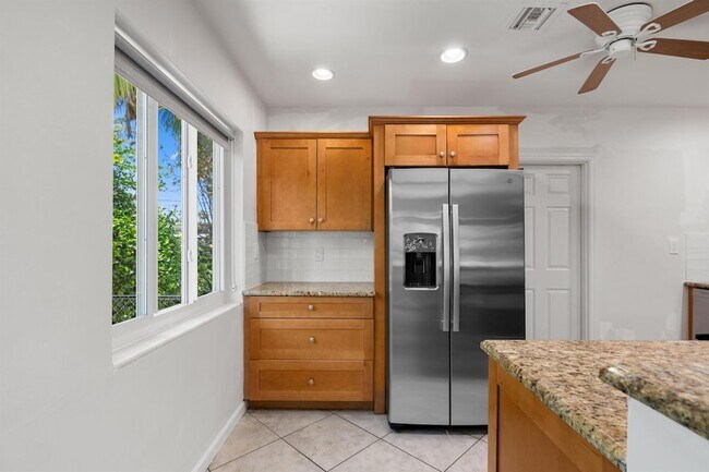 Building Photo - 1120 N Palmway