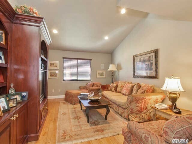 Building Photo - 126 Country Club Dr