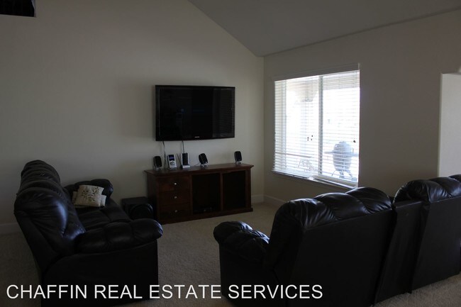 Building Photo - 716 Divot Dr