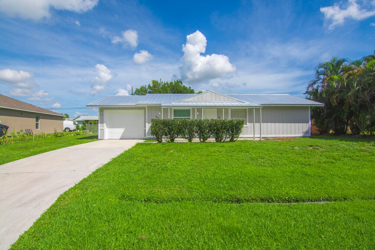 Primary Photo - 571 SW Comet Terrace