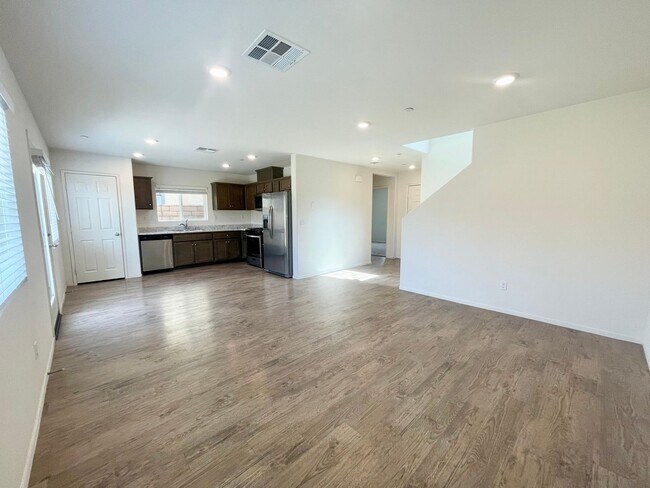 Foto del edificio - COMING SOON Two Story 3 Bedrooms 3 Bathroo...