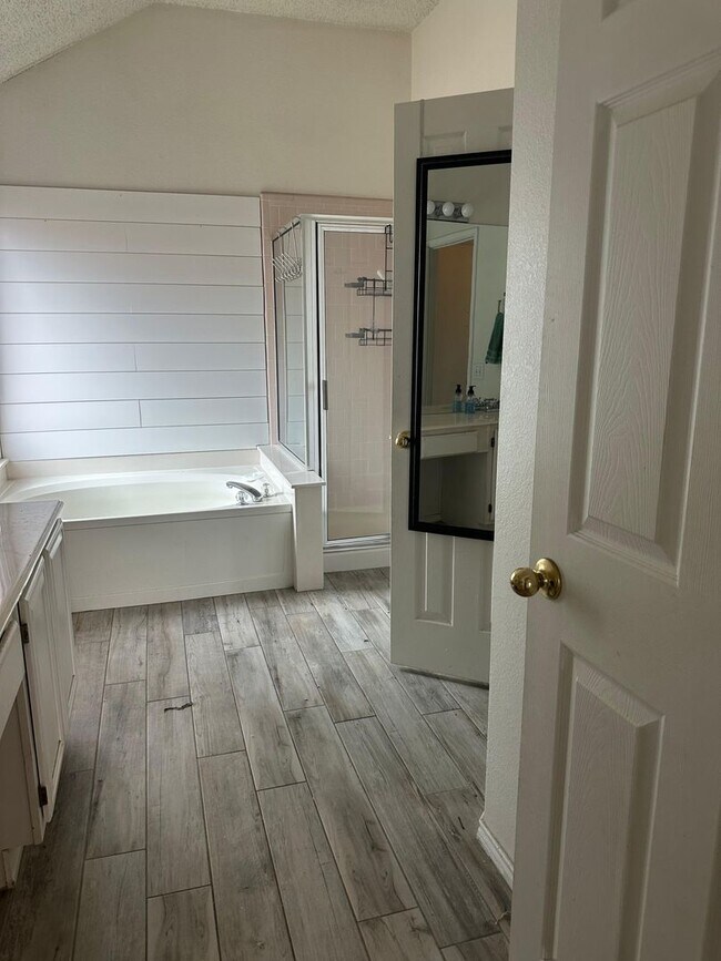 Building Photo - Beautifully Maintained Home with Modern Updates