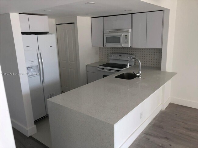 Foto del edificio - 600 NE 36th St