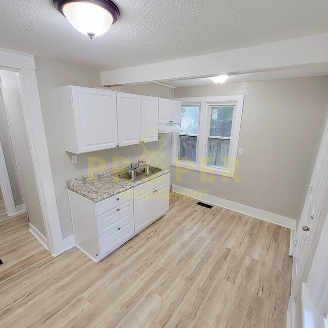 Building Photo - 4 bedrooms 2 bathrooms house for rent