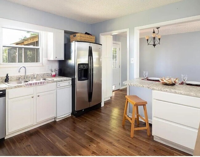 Foto del edificio - 128 Farlow Dr