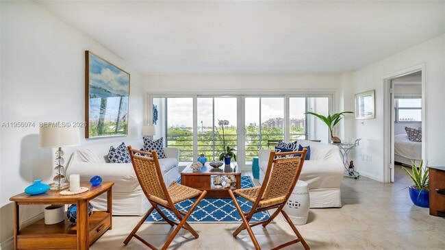 Foto del edificio - 555 Crandon Blvd