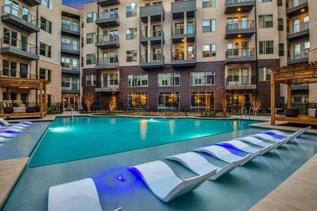 Building Photo - Luxia Gallery House