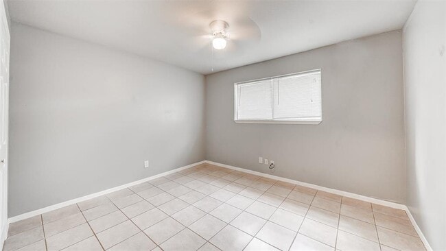 Building Photo - 17815 Windy Point Dr