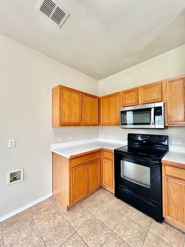 Foto del edificio - PROMO *$250 Admin Fee Waived* AND!! $250 O...