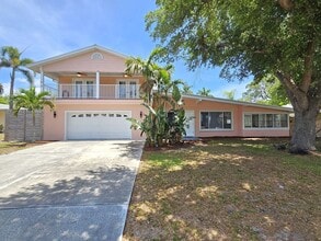 Building Photo - 341 Bayshore Dr