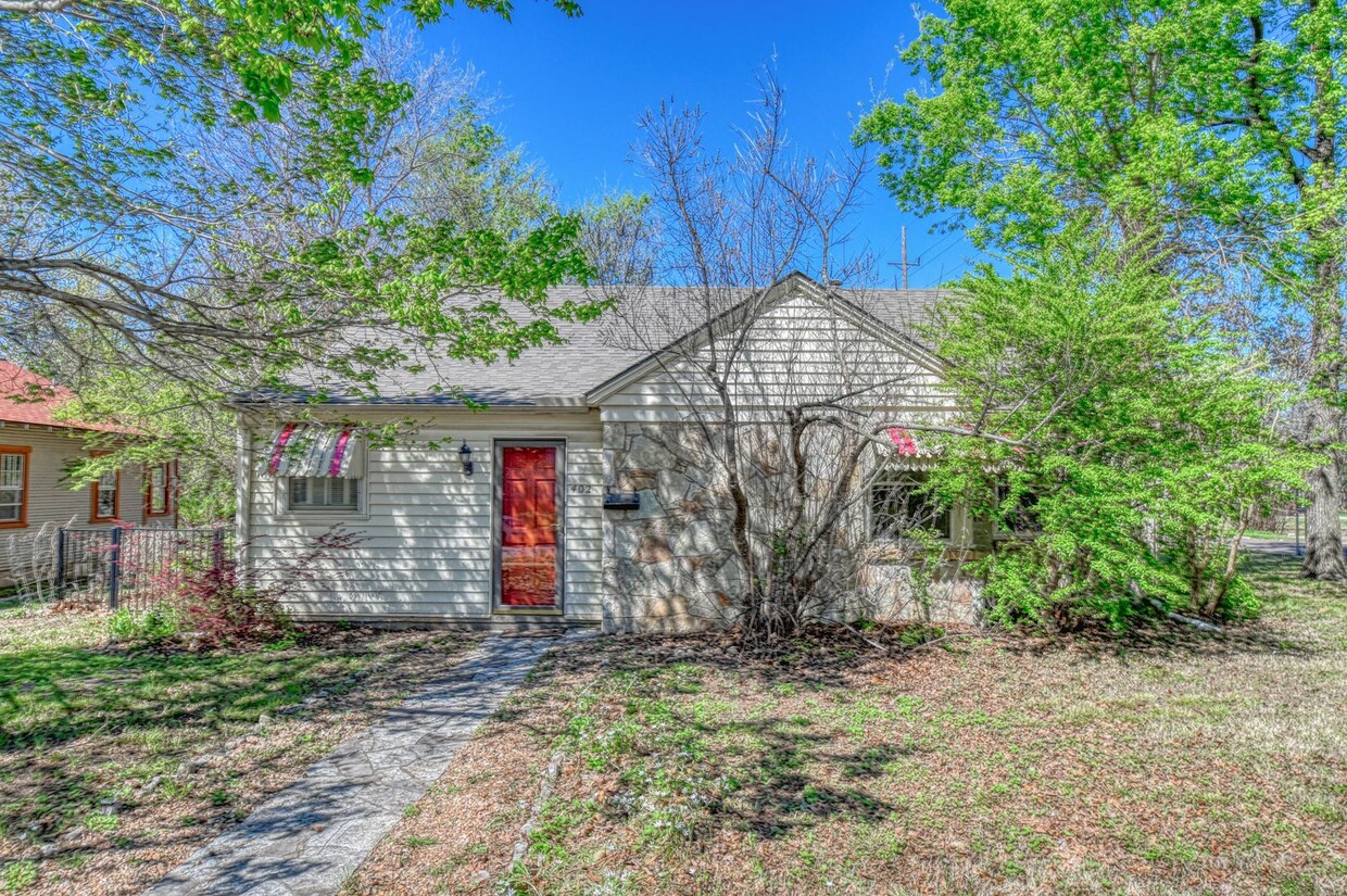 Primary Photo - Charming Campus Home!