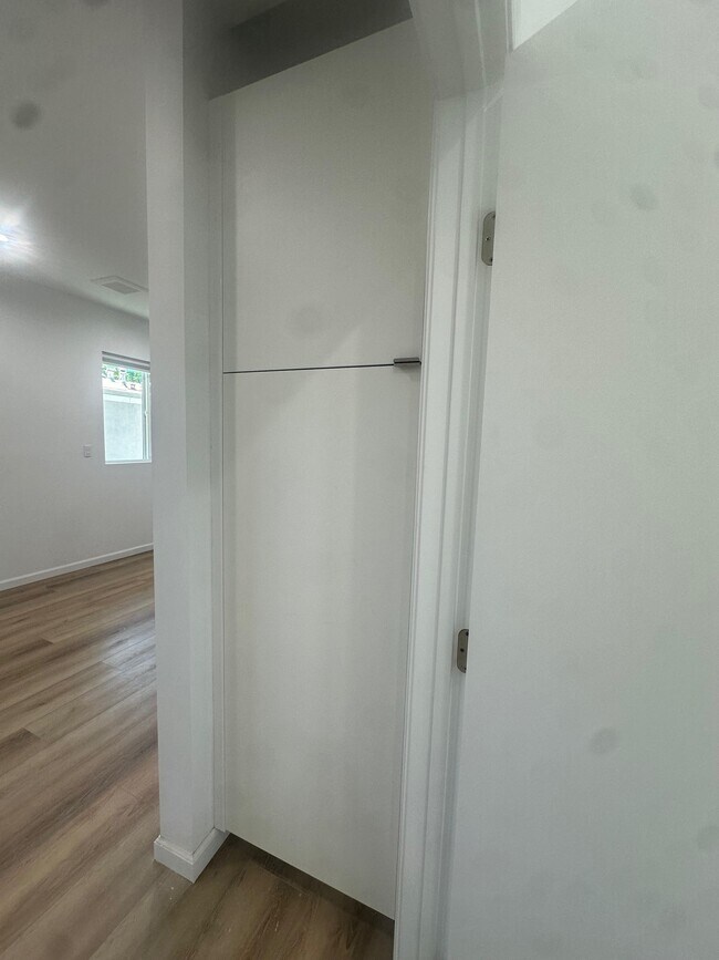 Foto del edificio - 709 E Magnolia Blvd