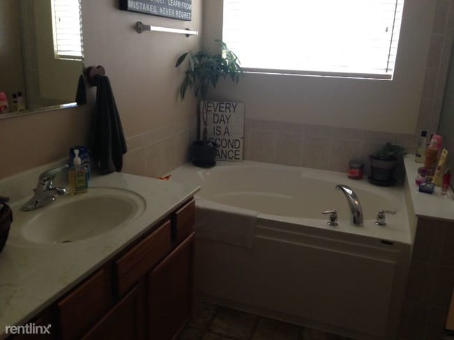 Building Photo - 3 br, 2.5 bath Condo - 396 Bluegrass Parkway