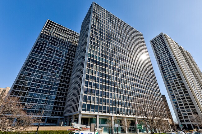Building - 330 W Diversey Pkwy