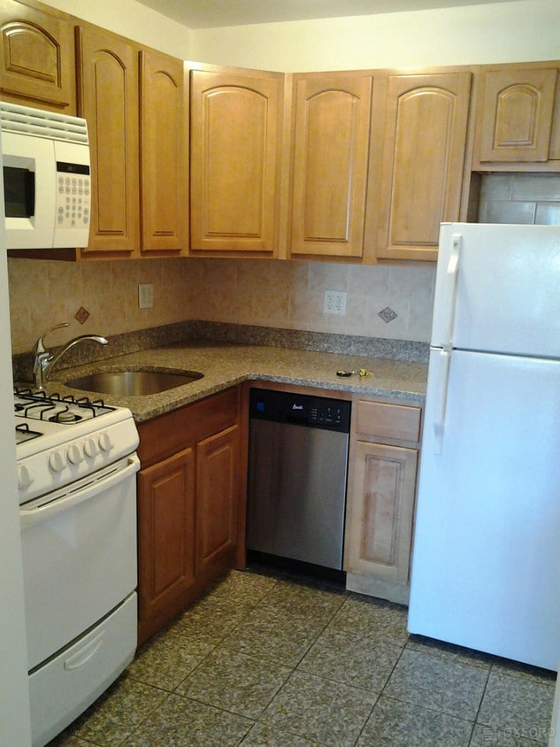 Primary Photo - 441 Graham Ave