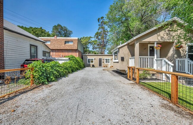 Foto del edificio - Beautifully Remodeled 1 Bed / 1 Bath in Midtown - Available 6/15!