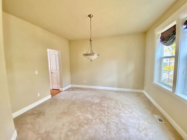 Building Photo - Kenmore Home..!!!