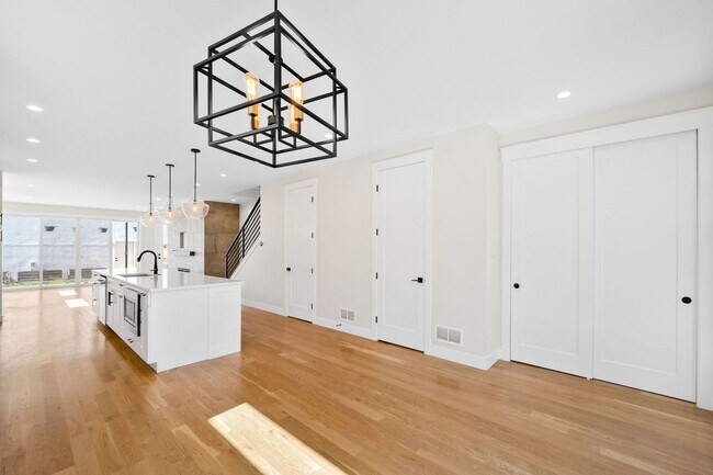 Building Photo - LUX 3BD, 2.5BA Half-Duplex Near Berkeley Lake