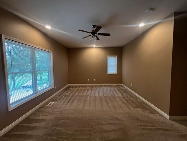 Building Photo - Beautiful 3 Bedroom Townhouse in South Col...