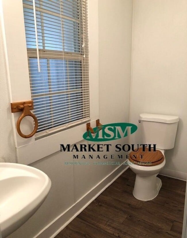 Building Photo - NEWLY RENOVATED 2 BEDROOM HOME IN GARDEN CITY