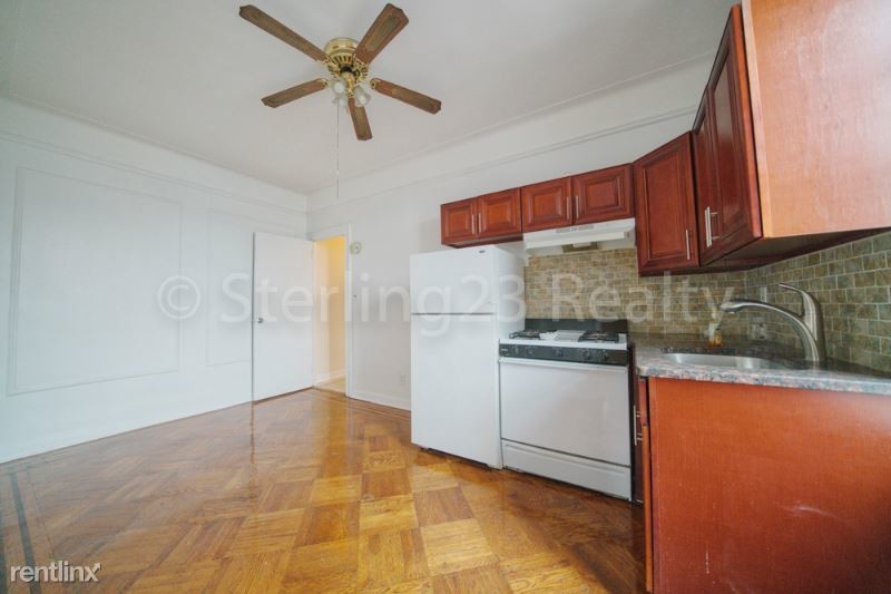 Primary Photo - 25-61-61 Steinway St