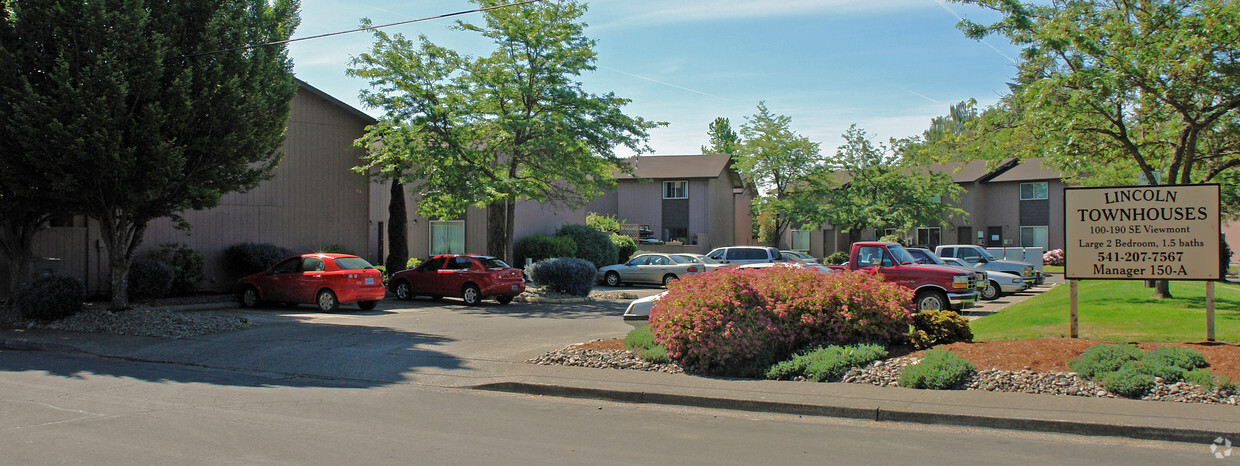 Primary Photo - Lincoln Townhouses