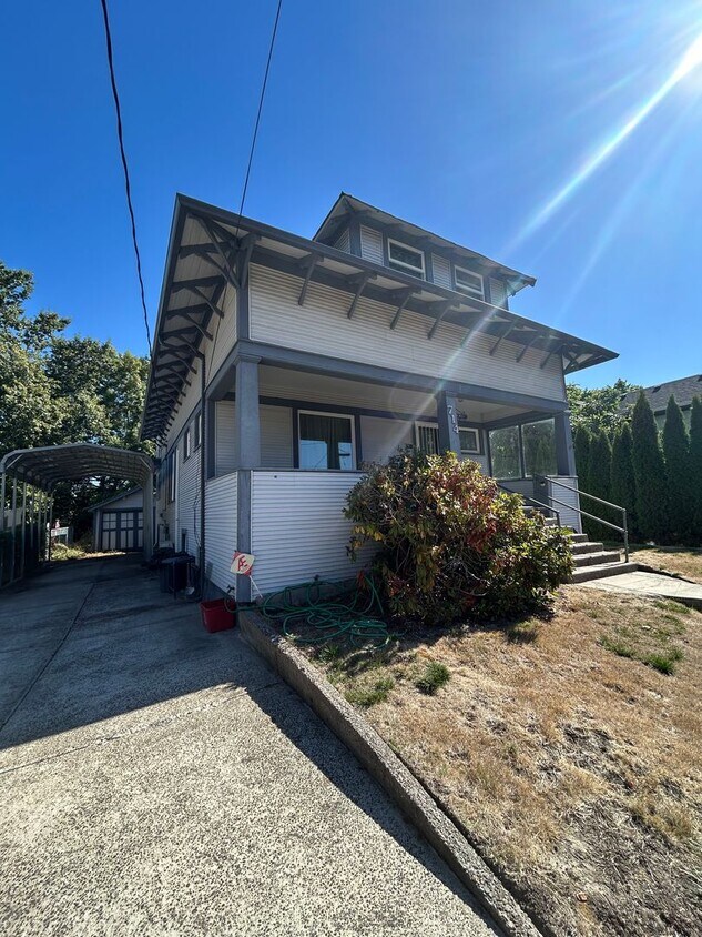 Foto principal - Historic 3 Bedroom, 1.5 Bath Home in Downt...