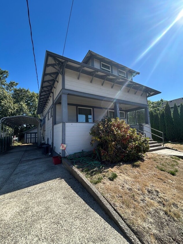 Primary Photo - Historic 3 Bedroom, 1.5 Bath Home in Downt...
