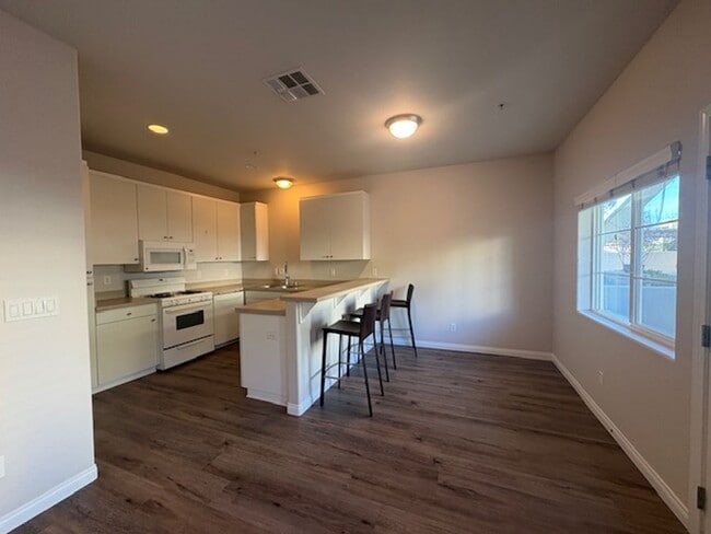 Building Photo - 824 Lawrence Dr