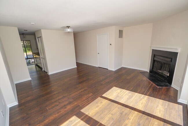 Building Photo - 3069 Hawthorne Dr NE