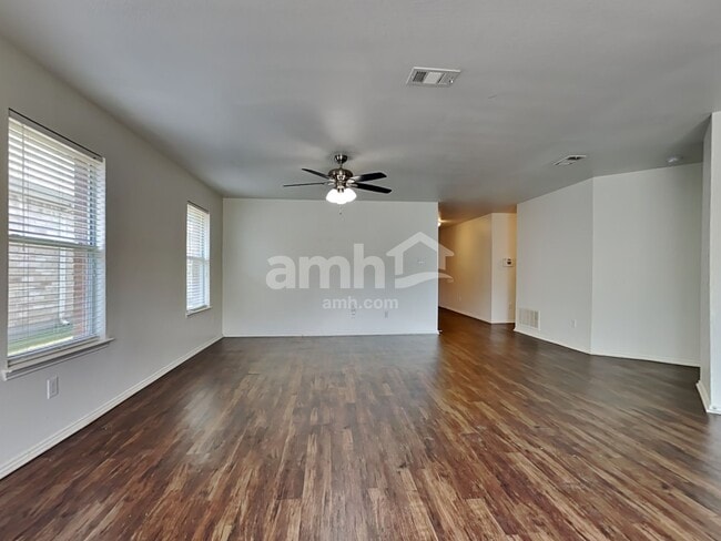 Foto del edificio - 813 Honey Dew Ln