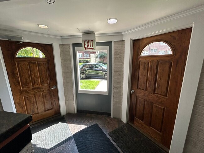 Building Photo - 331 S Ridgeland Ave