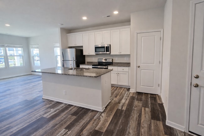 Foto del edificio - COMING SOON: 3BR Townhome • Full Kitchen • Garage + Driveway