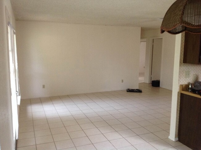 Living Room - 1907 Castle Gate Cir