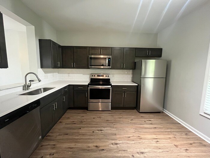 Foto principal - 3-Bedroom Townhome