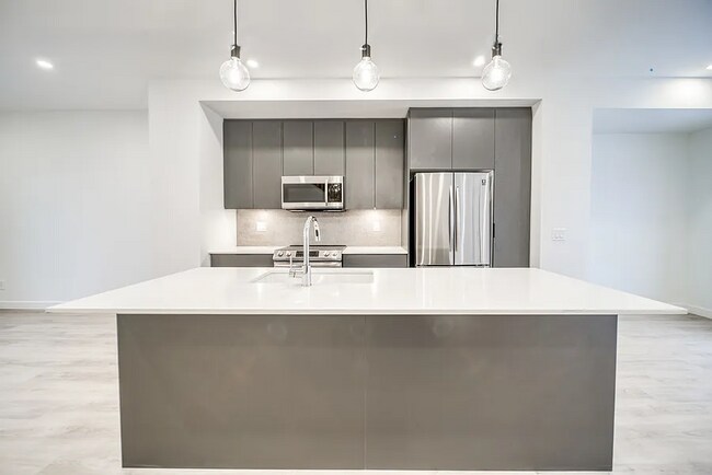 Photo du bâtiment - Spacious 3 Bedroom, 2 Bathroom unit minute...