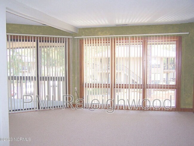 Foto del edificio - 220 Foxkroft Dr