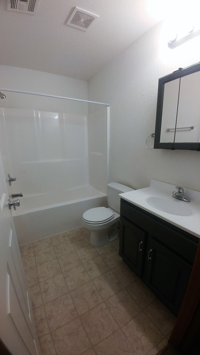 Main floor bathroom - 2320 Vineyard Cir