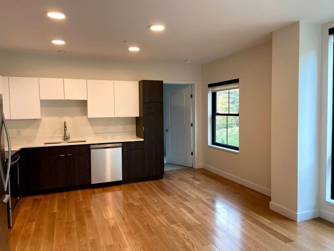 Building Photo - 1 Bedroom just minutes to DH