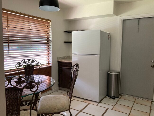 Foto del edificio - 526 Camino Ct