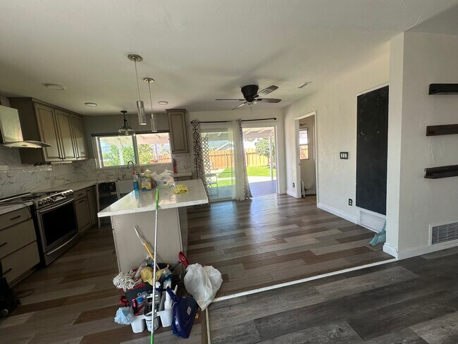 Building Photo - 9230 Pine Valley Dr
