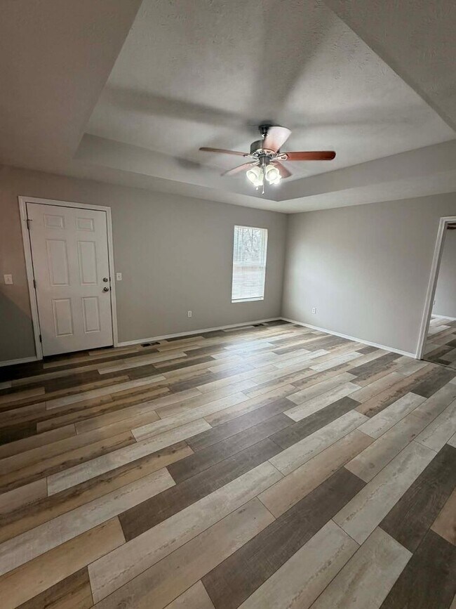 Foto del edificio - BEAUTIFUL 3 BEDROOM / 2 BATHROOM HOUSE IN JOPLIN MO- 2 CAR GARAGE!!