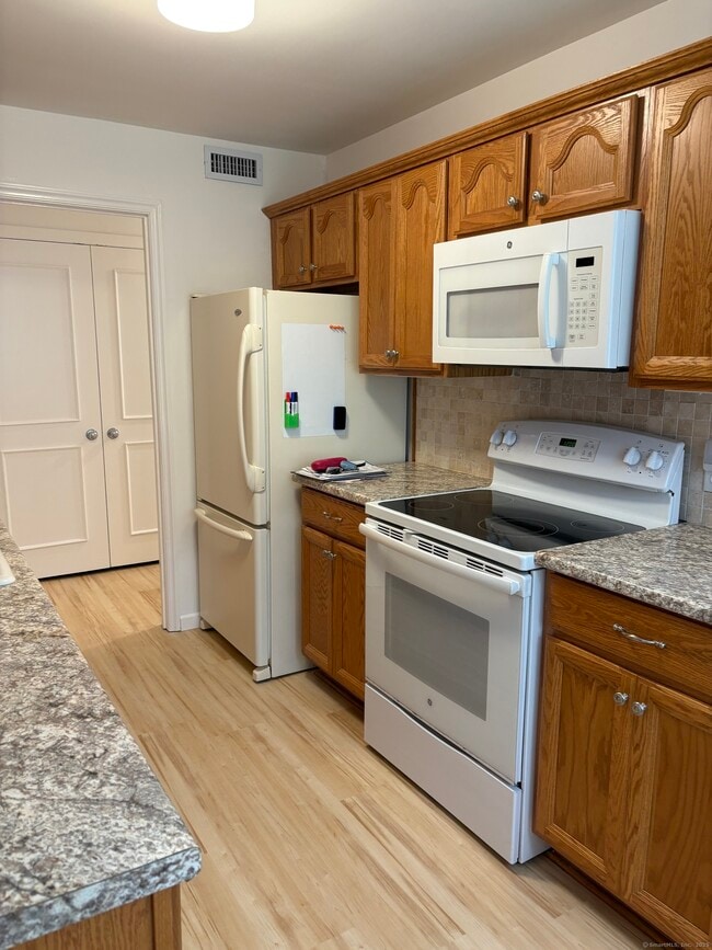 Building Photo - 457 Heritage Vlg
