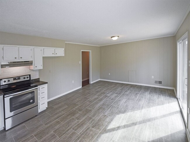 Building Photo - Fully updated 3 bed, 1.5 bath home with wo...