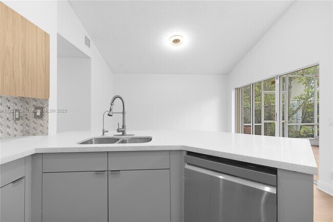Foto del edificio - 1525 Seabay Rd