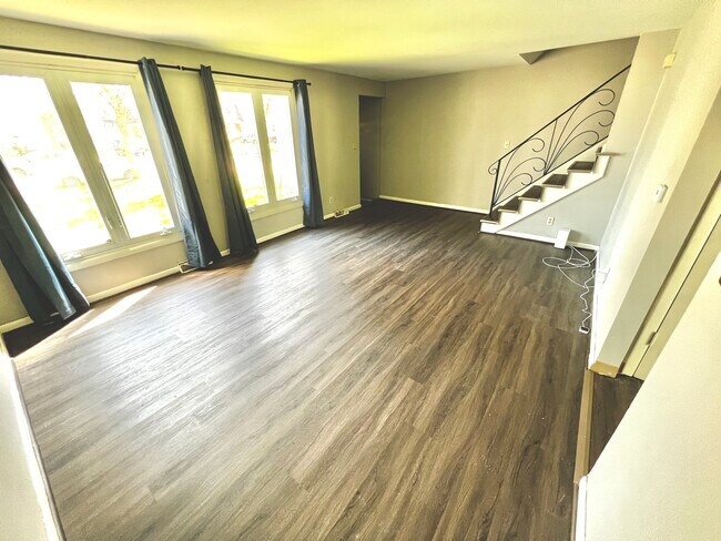 Foto del edificio - 119 E Summerset Ln