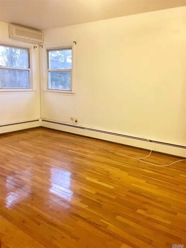 Foto del edificio - 53-24 Little Neck Pkwy