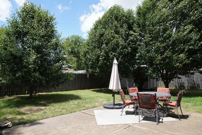 Foto del edificio - 5702 Buxbriar Ave